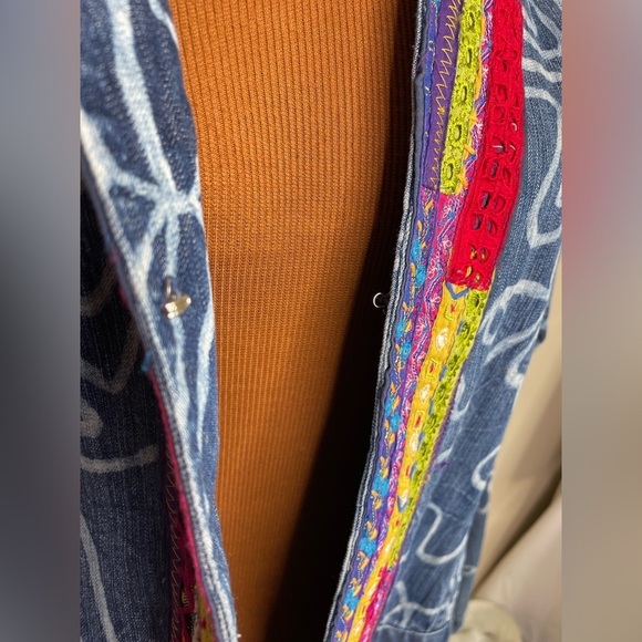 Chico’s Denim Embroidered Swirl Print Jean Jacket Size 2 (Large) - Picture 6 of 9